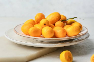 Hafif arkaplanlı lezzetli kumkat meyveli tabak