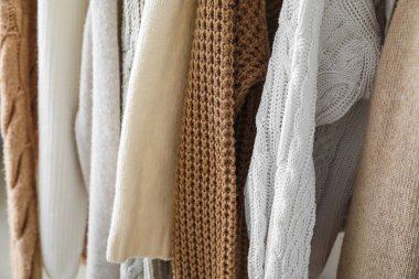 Soyunma odasında şık kazaklar asılı.