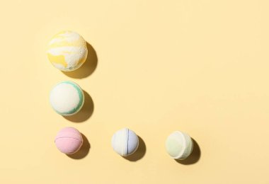 Renkli arka planda farklı banyo bombaları