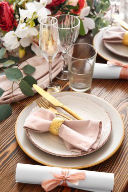 Düğün davetiyeleriyle çok güzel bir masa.