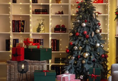 Oturma odasının içinde Noel ağacı ve hediyeler var.