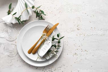 Açık arkaplanda düğün davetiyesi olan güzel masa ayarları