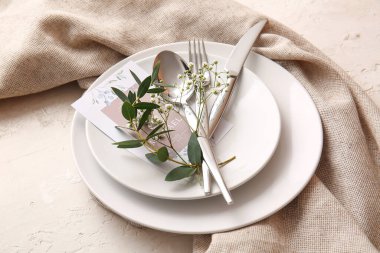 Açık arkaplanda düğün davetiyesi olan güzel masa ayarları