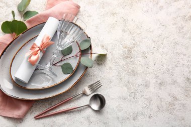 Açık arkaplanda düğün davetiyesi olan güzel masa ayarları