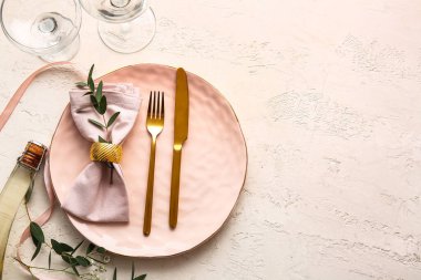 Açık arkaplanda düğün için güzel bir masa.