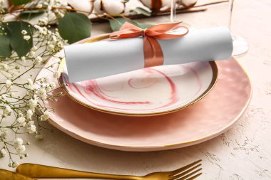 Açık arkaplanda düğün davetiyesi olan güzel masa ayarları