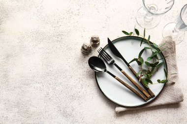 Açık arkaplanda düğün için güzel bir masa.