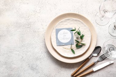 Açık arkaplanda düğün davetiyesi olan güzel masa ayarları