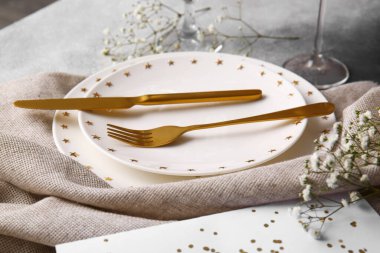 Grunge arka planında düğün için güzel bir masa.