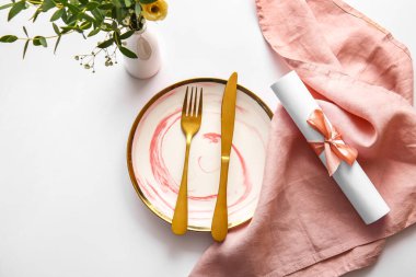 Açık arkaplanda düğün davetiyesi olan güzel masa ayarları