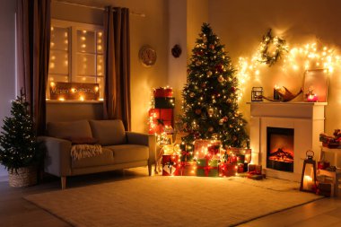 Geceleri güzel Noel ağacı ve şöminesi olan şık bir oturma odası.