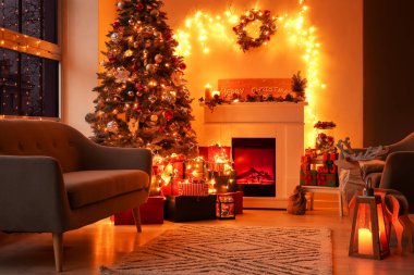 Güzel Noel ağacı ve şöminesi olan şık bir oturma odası.