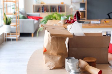 Partiden sonra masada farklı şeyler var.