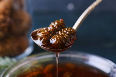 Lezzetli çam kozalağı reçeli, yakın plan.