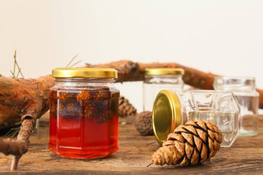 Ahşap masada bir kavanoz lezzetli kozalak reçeli.