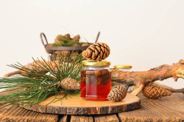 Ahşap masada bir kavanoz lezzetli kozalak reçeli.