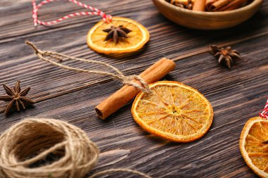 El yapımı Noel oyuncakları ve siyah ahşap arka planda ip.