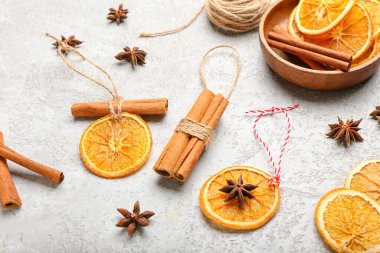 Işık arkaplanda el yapımı Noel oyuncakları