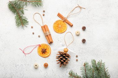 El yapımı Noel oyuncakları ve arka planda köknar dalları