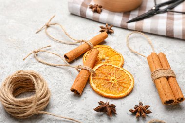 El yapımı Noel oyuncakları ve arka planda ip