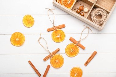 Beyaz ahşap arka planda el yapımı Noel oyuncakları