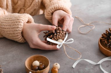 Masada el yapımı Noel oyuncakları yapan kadın.