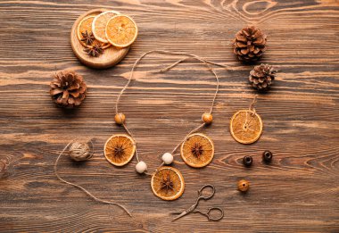 Ahşap arka planda el yapımı Noel oyuncakları