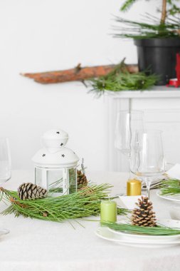 Kapalı alanda çam kozalakları ve köknar dallarıyla güzel bir masa.