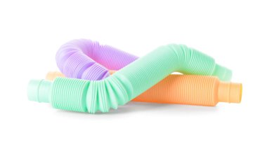 Beyaz arka planda farklı pop tüpleri