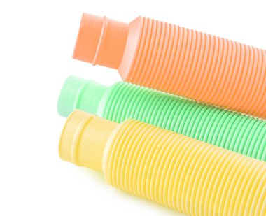 Beyaz arkaplanda farklı pop tüpleri, yakın plan