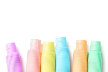Beyaz arka planda farklı renkli pop tüpleri