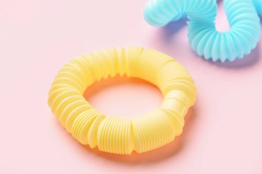 Pembe arka planda farklı pop tüpleri, yakın plan