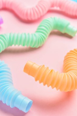 Pembe arka planda farklı renkli pop tüpleri, yakın plan