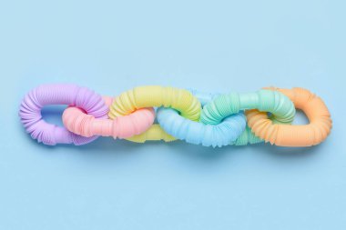 Mavi arka planda farklı renkli pop tüpleri