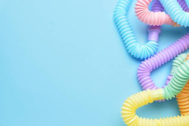 Mavi arka planda farklı renkli pop tüpleri