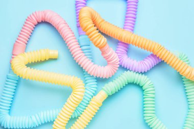 Mavi arka planda farklı renkli pop tüpleri