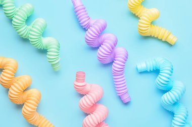 Mavi arka planda farklı renkli pop tüpleri