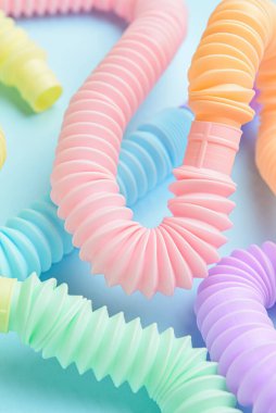 Mavi arka planda farklı renkli pop tüpleri, yakın plan