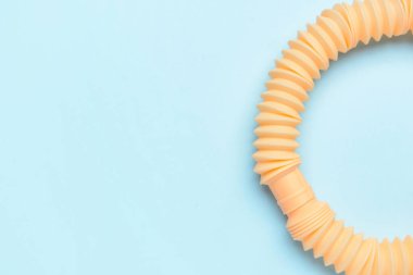 Mavi arkaplanda pop tüpünden yapılmış daire