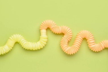 Yeşil arka planda farklı pop tüpleri