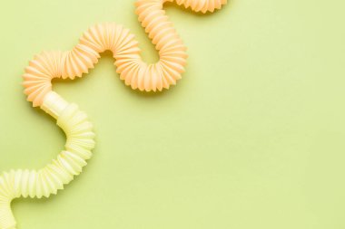 Yeşil arka planda farklı pop tüpleri