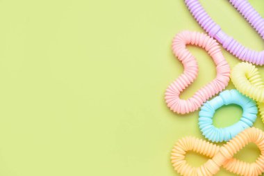 Yeşil arka planda farklı renkli pop tüpleri