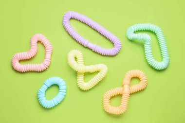 Yeşil arka planda farklı renkli pop tüpleri