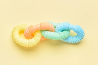 Bej arka planda farklı renkli pop tüpleri