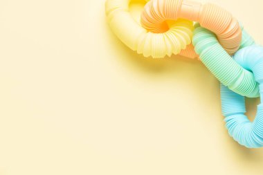 Bej arka planda farklı renkli pop tüpleri