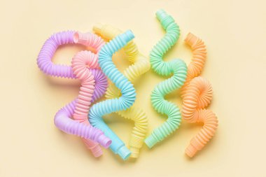 Bej arka planda farklı renkli pop tüpleri