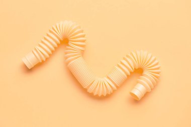 Turuncu arkaplanda pop tüpü