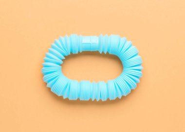 Turuncu arkaplanda mavi tüp