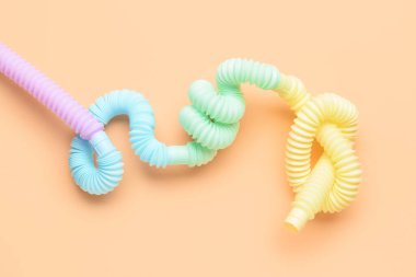 Turuncu arka planda farklı renkli pop tüpleri