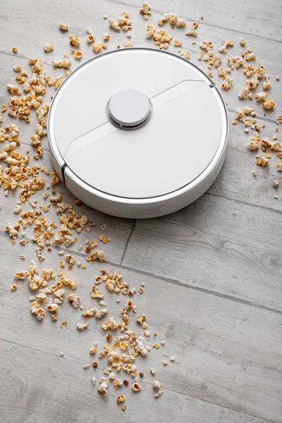 Modern Robot Vacuum Cleaner Scattered Popcorn Floor Room — Stock Photo, Image